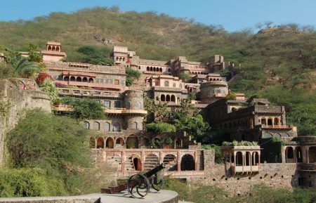 Delhi Neemrana Day Tour